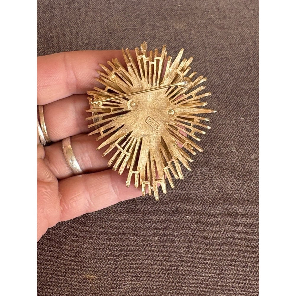 Vintage Trifari Gold Tone Sunburst Brooch Starburst Pyramid 1960s Cabichon - Picture 4 of 5